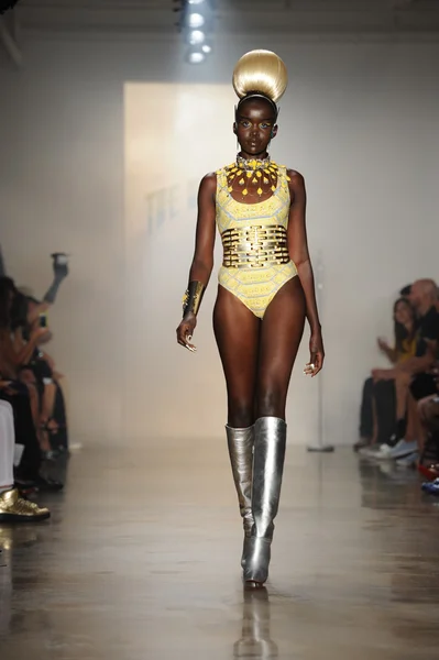 Modelo camina en el show de The Blonds — Foto de Stock