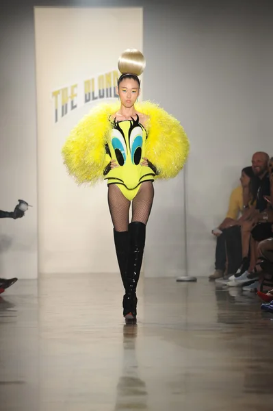 Modelo caminha no The Blonds Show — Fotografia de Stock