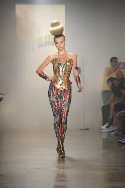 Modelo caminha no The Blonds Show — Fotografia de Stock