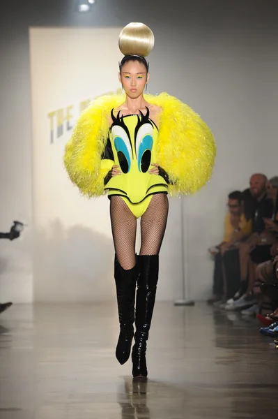 Model walks at The Blonds show — Stock Photo, Image