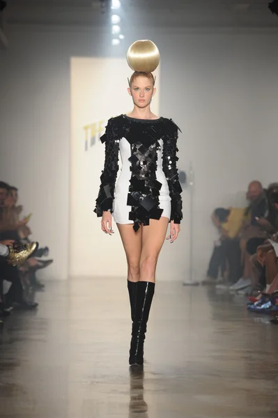 Modelo camina en el show de The Blonds —  Fotos de Stock