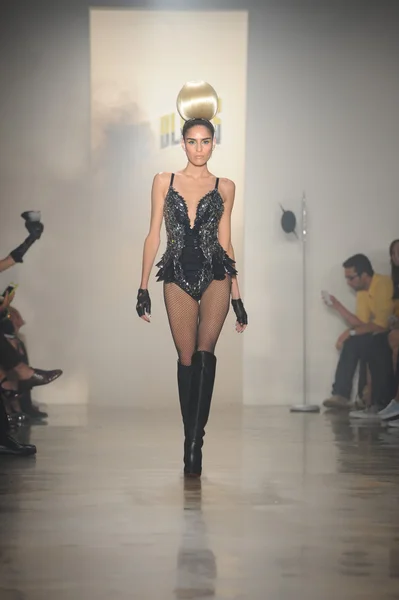 Modelo camina en el show de The Blonds — Foto de Stock