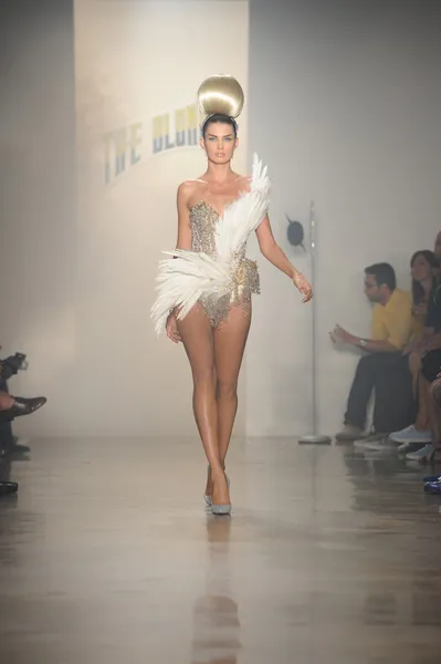 Modelo caminha no The Blonds Show — Fotografia de Stock