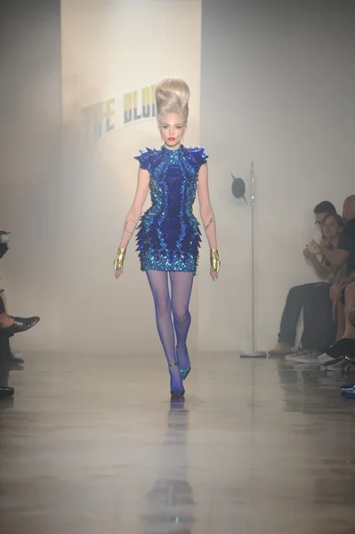 Modelo caminha no The Blonds Show — Fotografia de Stock