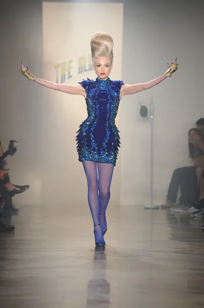 Model walks at The Blonds show — Stock Photo, Image