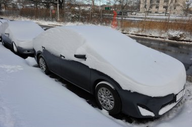arabanın içinde nyc derin taze kar altında