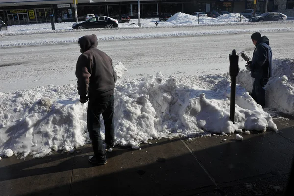Люди чистят улицы после снежной бури — стоковое фото