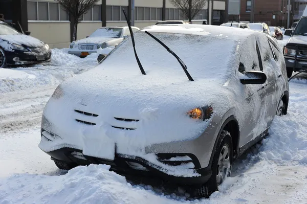 Auto unter Neuschnee in Nyc — Stockfoto