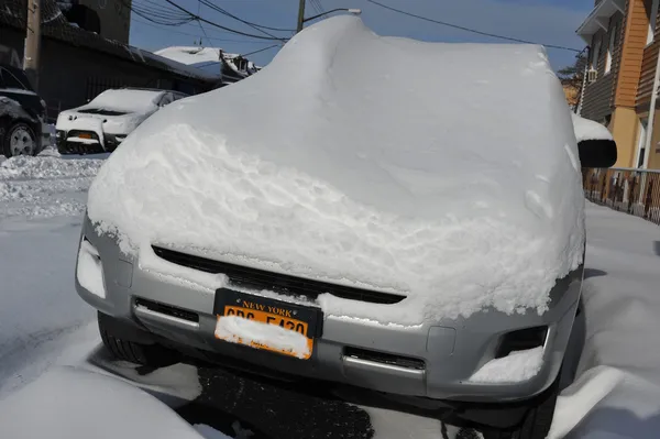 Coche bajo nieve fresca profunda en Nueva York —  Fotos de Stock