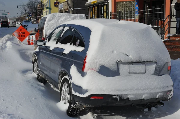 Auto unter Neuschnee in Nyc — Stockfoto