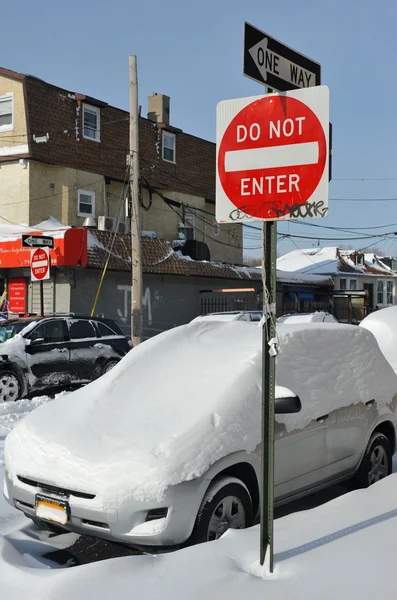 Carro sob neve fresca profunda em Nova York — Fotografia de Stock