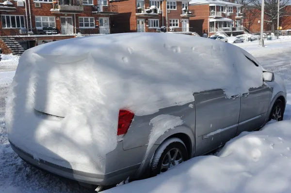 Auto unter Neuschnee in Nyc — Stockfoto