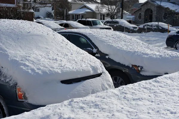 ニューヨークで深い新雪の下で車 — ストック写真