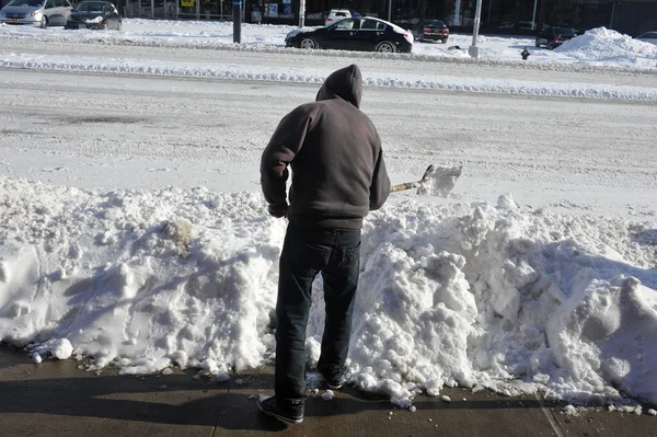 Gente limpiando calles en Brooklyn — Foto de Stock