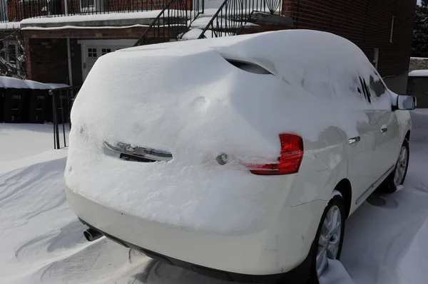 Coche bajo nieve fresca profunda en Nueva York —  Fotos de Stock