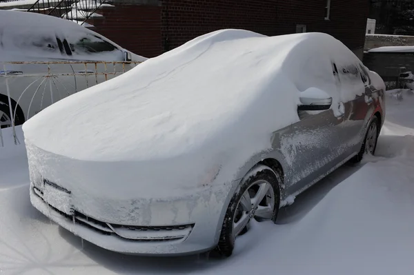 Coche bajo nieve fresca profunda en Nueva York —  Fotos de Stock