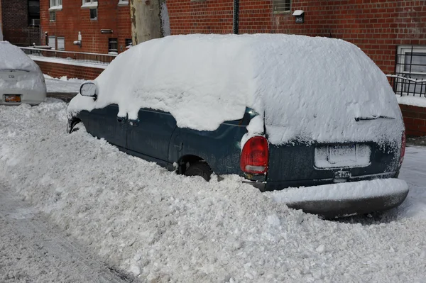 Bilen under djup nysnö i nyc — Stockfoto