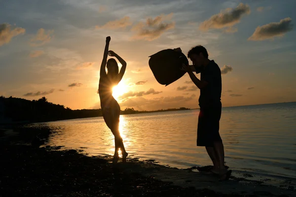 Modello di costume da bagno in posizione tropicale — Foto Stock