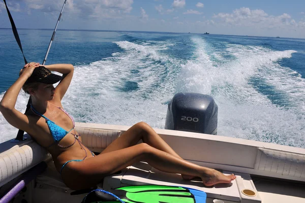 Dívka relaxační na motorový člun — Stock fotografie