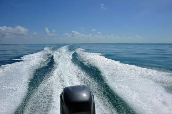 Barco y olas — Foto de Stock