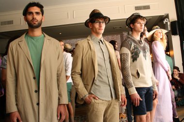 sergio davila moda şovunda modelleri pozlar