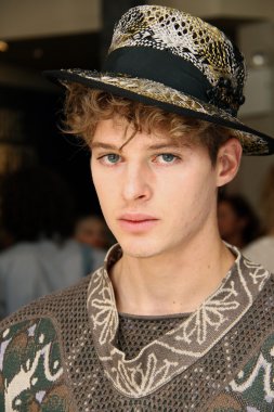 gösteren şapkalar ve Aksesuar modelleri