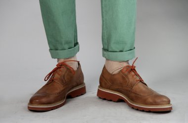 Ayakkabı sergio davila moda sunum gösteren model