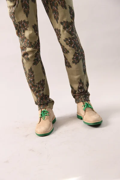 セルジオ ・ ダビラ ファッションショーで靴を示すモデル — ストック写真