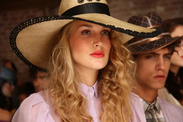 Modeller visar hattar och accessoarer — Stockfoto