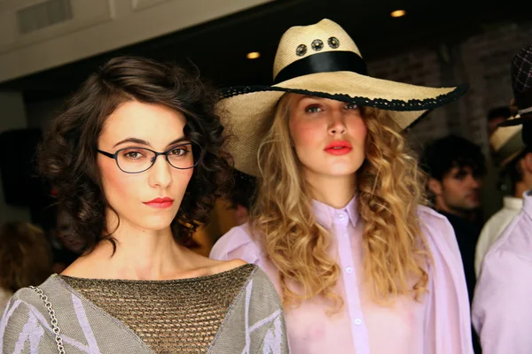 Models showing hats and accessories — Stock Photo, Image