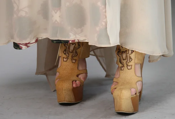 セルジオ ・ ダビラ ファッション プレゼンテーションで靴を示すモデル — ストック写真