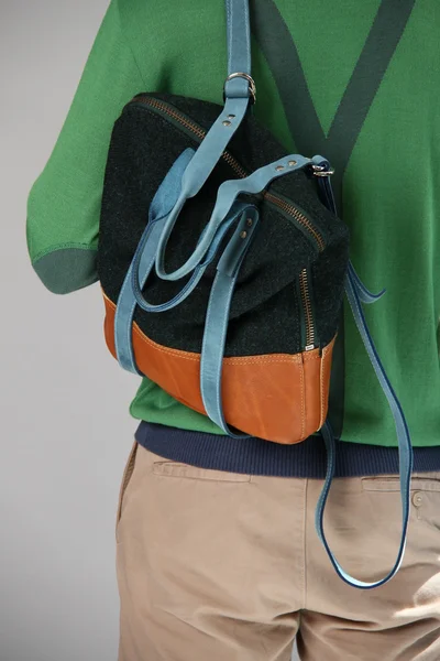 Παρούσα τσάντα μοντέλο στο sergio davila — Φωτογραφία Αρχείου