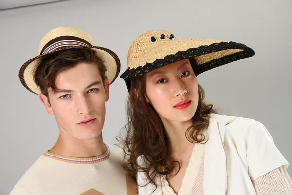 Modelos mostrando sombreros y accesorios — Foto de Stock