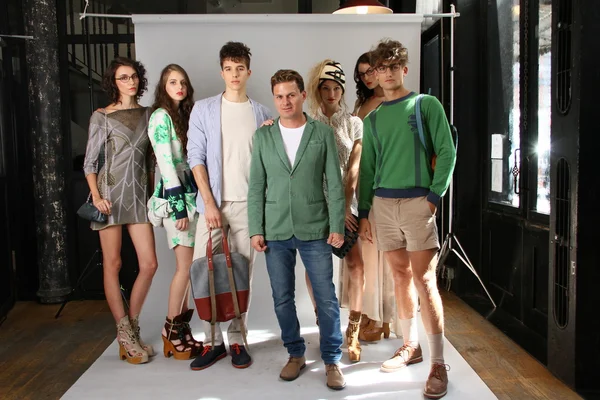 Diseñador Sergio Davila y modelos — Foto de Stock