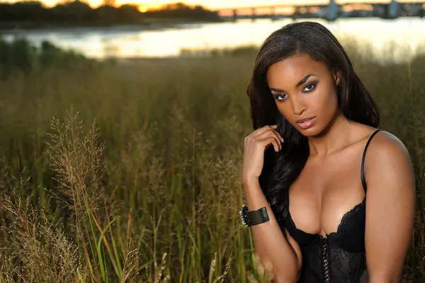 güzel kadın giyiyoruz çamaşırı korse