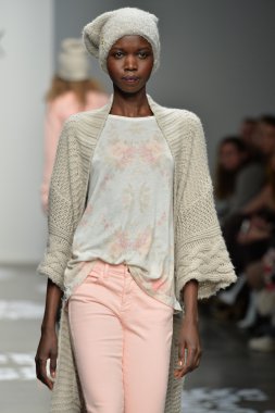 manken wildfox pist yürür