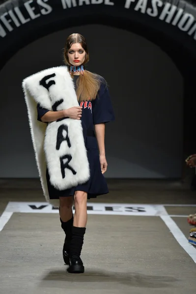 Model walks runway for designs of Heyein Seo — Stock Photo, Image