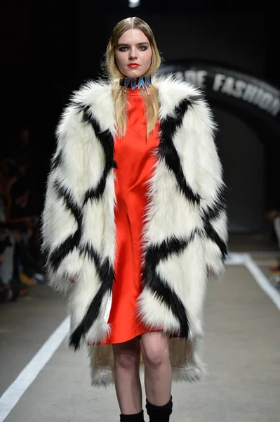 Model walks runway for designs of Heyein Seo — Stock Photo, Image