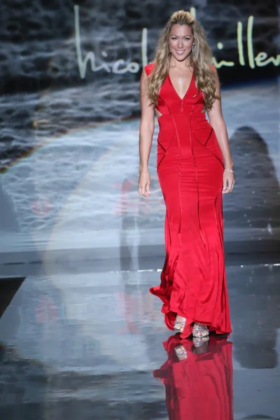 Colbie caillat dragen nicole miller op gaan rood voor vrouwen — Stockfoto