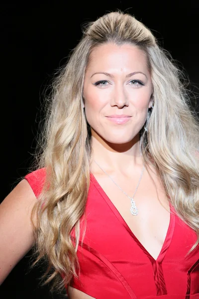 Colbie caillat, Nicole miller giyen kadınlar için kırmızı git — Stok fotoğraf