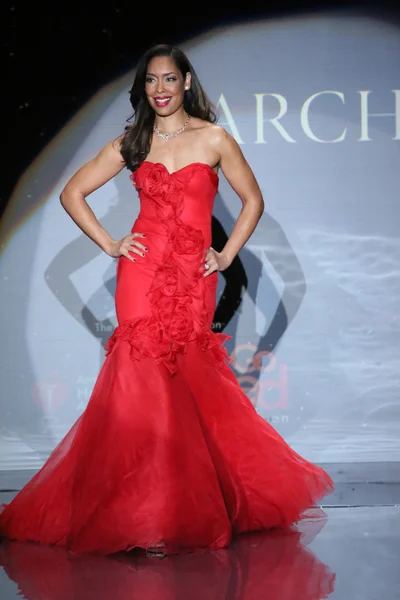 吉娜托雷斯戴玛切萨礼服在妇女去红 — 图库照片
