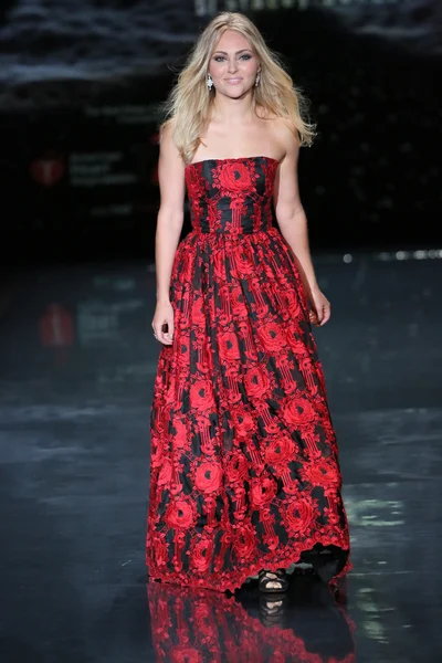 AnnaSophia Robb, indossando Alice Olivia, a Go Red For Women — Foto Stock