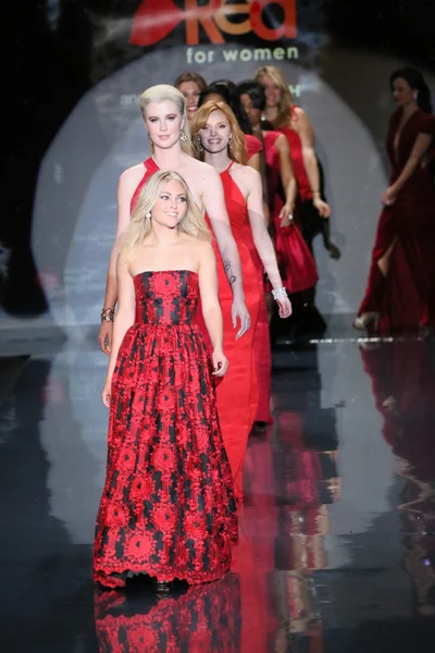 Célébrités à Go Red pour les femmes — Photo