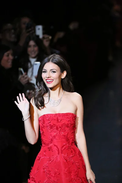 Victoria Justice portant Oscar de la Renta — Photo