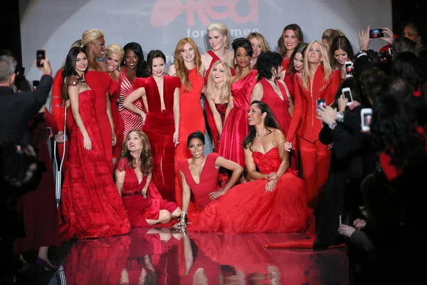 Modelle celebrità a Go Red per le donne — Foto Stock