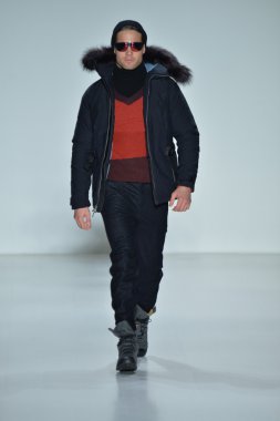 modeline göre NAUTICA siyah yelken