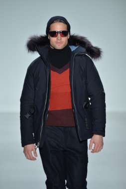 modeline göre NAUTICA siyah yelken