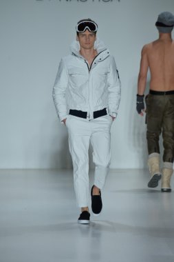 modeline göre NAUTICA siyah yelken