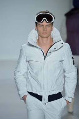 modeline göre NAUTICA siyah yelken