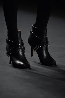 carmen marc valvo modeli